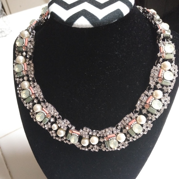 Zara Beautiful Statement Necklace - Picture 3 of 3